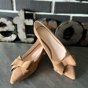 NWOT Chic Tan Bow wide heels